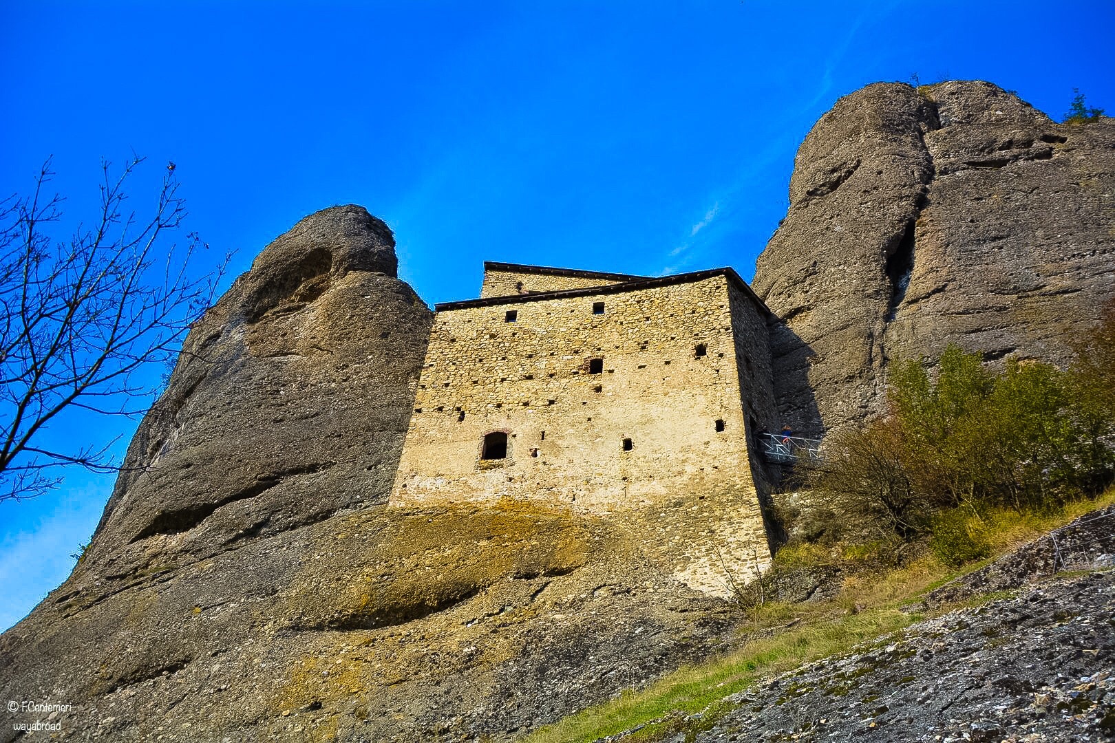 Il Castello della Pietra, una fortezza tra le rocce dell’Antola