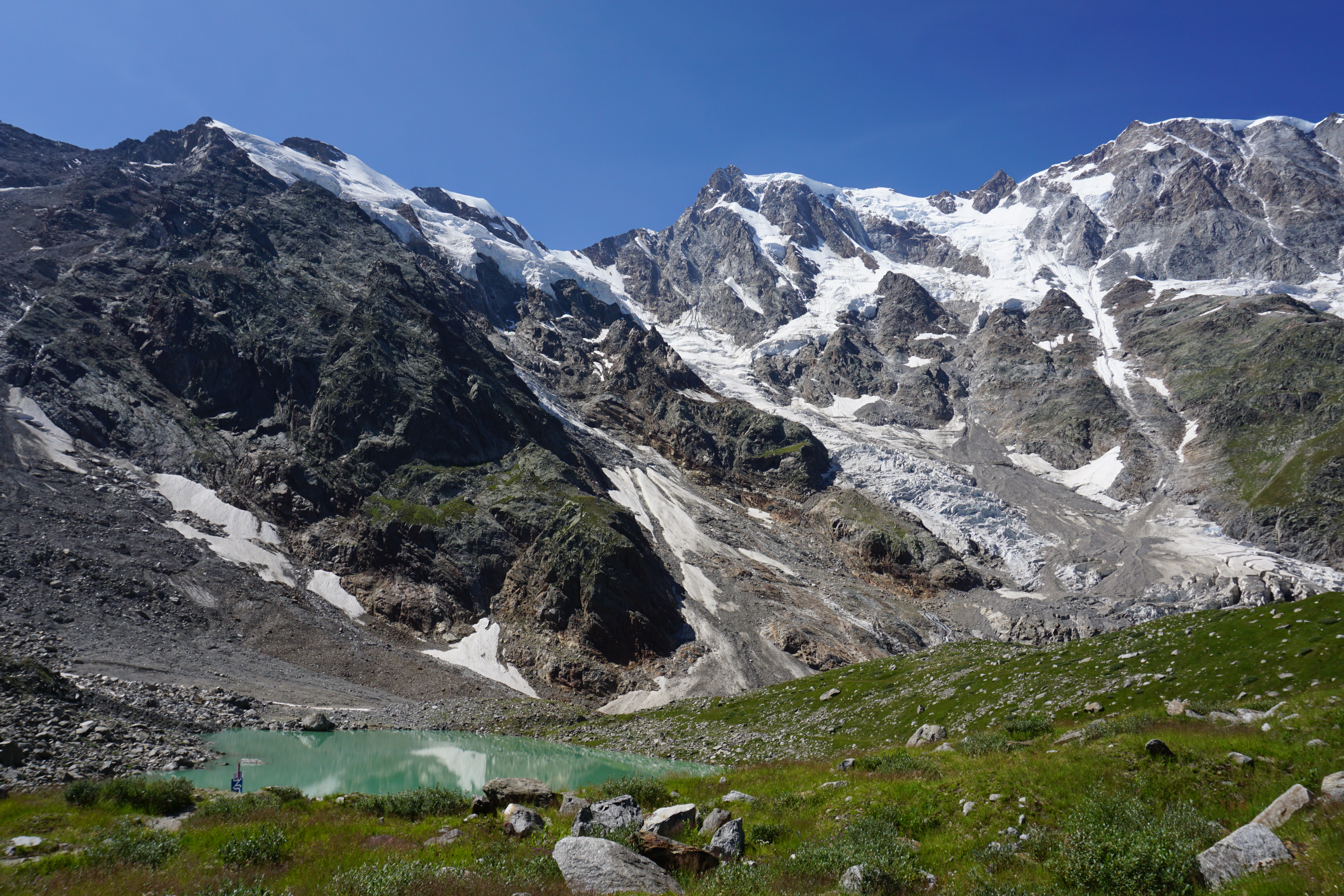 Macugnaga, escursione al Lago delle Locce: camminare a due passi dai ghiacciai del Rosa