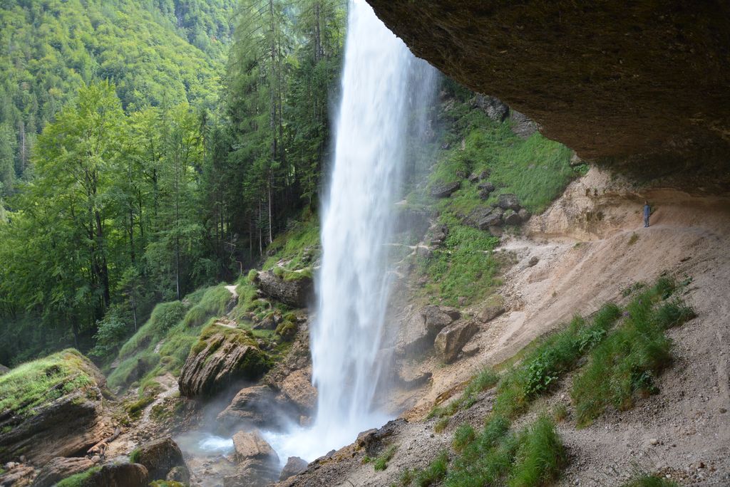 Passare dietro una cascata in Slovenia!