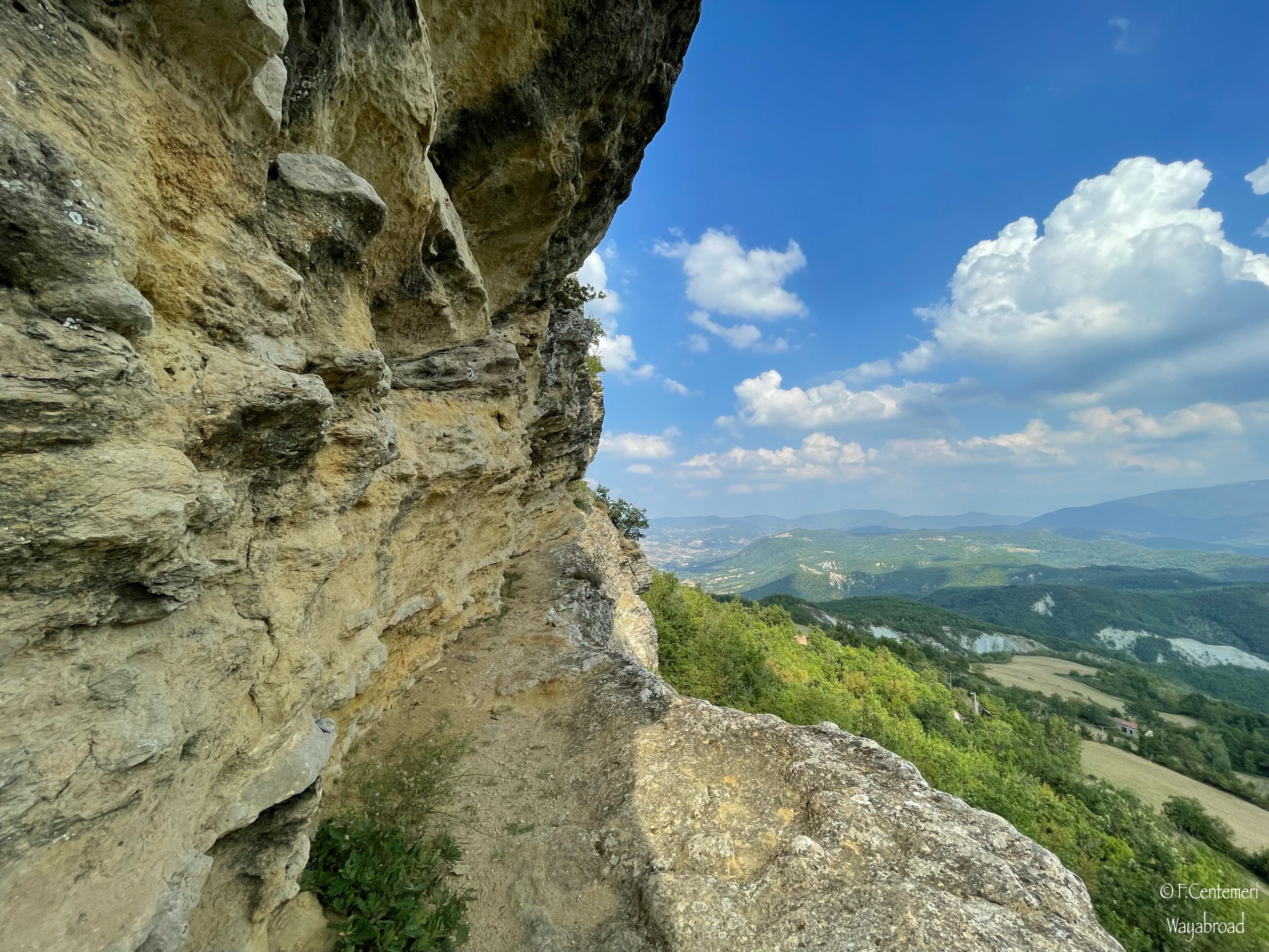 Sentiero panoramico a Guardamonte: sul tetto della Val Curone